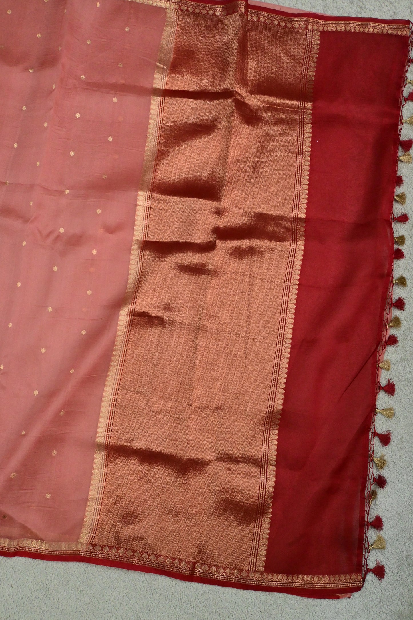Classic handwoven pure Kora organza saree, having beautiful contrast red salvage